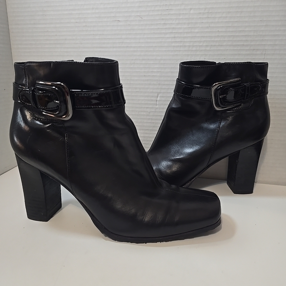 Via Spiga Boots Womens Size 9.5M Black Leather Buckle Zip Ankle 3 Inch Heel